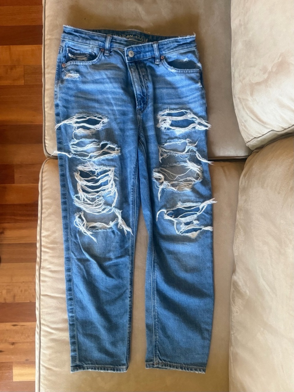 American Eagle Outfitters Strigid Ripped Mom Jean 6 SHORT